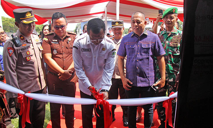 LAUNCHING: Sekda Kabupaten Pasuruan, Yudha Triwidya Sasongko saat meresmikan peluncuran Perlindungan Jaminan Sosial Ketenagakerjaan bagi pekerja rentan di Kabupaten Pasuruan.