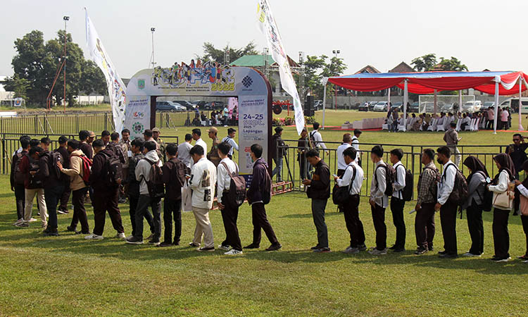 MENGULAR: Ratusan pencari kerja memasuki area job fair Pasuruan 2025.