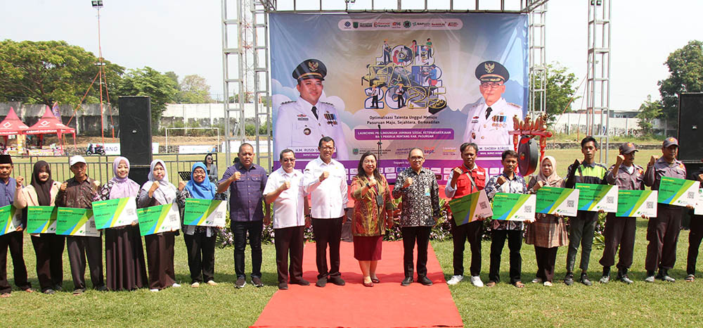 ABADIKAN MOMEN: Pemerintah Daerah bersama dengan penerima BPJS Ketenagakerjaan saat melakukan foto bersama.