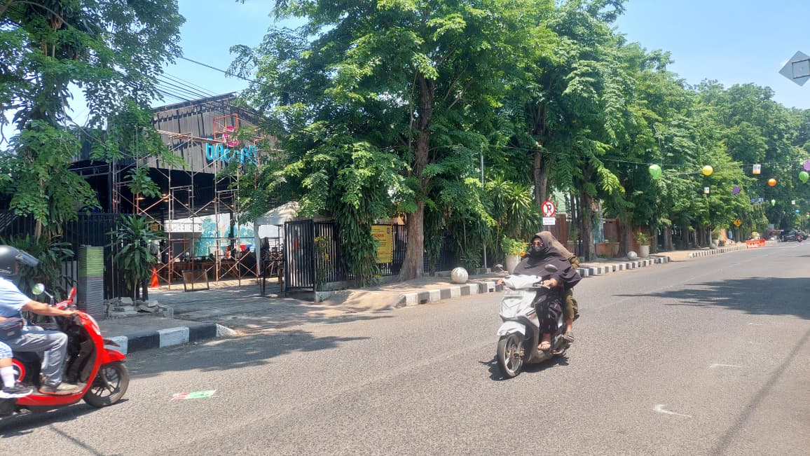 TUTUP SEMENTARA: Mie Gacoan Probolinggo di Jalan Suroyo yang sementara ini ditutup karena izinnya tak lengkap. (Arif Mashudi/ Radar Bromo)