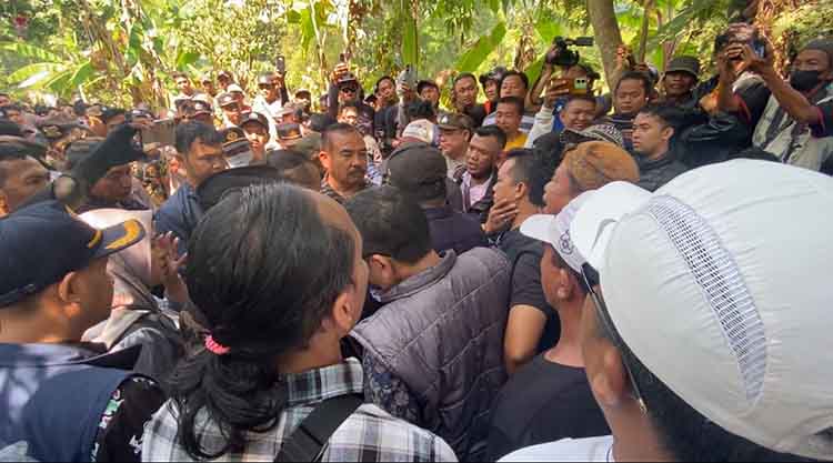 DITUNDA: Massa merangsek dalam rencana proses eksekusi lahan di Desa Alaspandan, Kecamatan Pakuniran, Kamis (25/9).