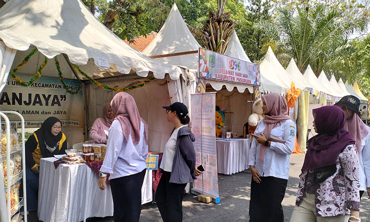 GERAKKAN EKONOMI: Deretan tenant IKM dan UKM ramai di datangi pengunjung, siang hari dihari pertama Pekan Raya Pasuruan 2025