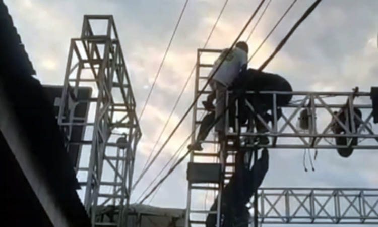 KESETRUM: Wahyu Mulyajati, 24, warga Dusun Gondanglegi, Desa Dawuhansengon, Kecamatan Purwodadi, saat ditolong oleh rekannya usai kesetrum.