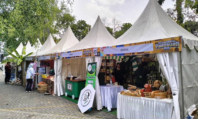 Deretan tenant asosiasi dan organisasi di acara Pekan Raya Pasuruan 2025.