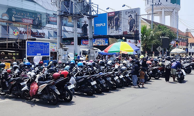 SEMRAWUT: Pengelolaan parkir di Kota Pasuruan yang cenderung semrawut. Karena kebijakan yang ada, cenderung membebani masyarakat.