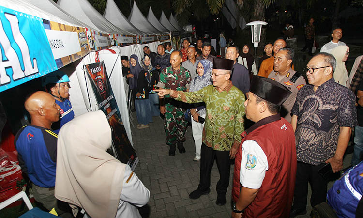 OPENING: Wakil Bupati Pasuruan, HM Shobih Asrori saat meninjau stan UMKM yang tersedia di Pekan Raya Pasuruan 2025, seusai pemotongan pita tanda dibukanya event akbar tersebut.