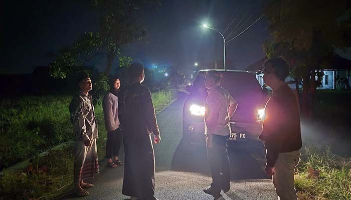 OLAH TKP: Polisi saat melakukan olah TKP begal di Gadingrejo, Kota Pasuruan.