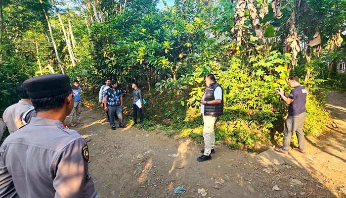 CARI PETUNJUK : Petugas melakukan olah TKP perkara pembacokan suami-istri di Dusun Nampu, Desa Pedagangan, Kecamatan Tiris.