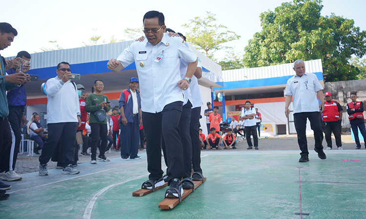 Wali kota Probolinggo menjajal permainan tradisional