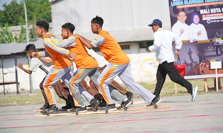 SEMANGAT: Siswa SMP mengikuti adu kebut lomba lomba terompah panjang di GOR A Yani, Kamis (25/9) lalu.