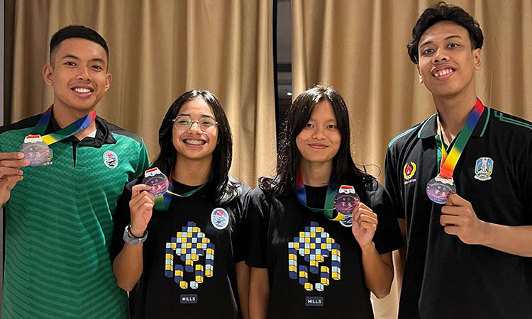Farrel Nandana Putra dan Zerllina Putri Najwa, serta dua rekan mereka yang baru menjuarai Kejuaraan Finswimming Asia 2025 yang digelar di China