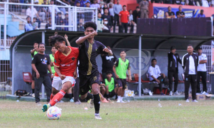 BERAWAL DARI INI: Perebutan bola antara pemain Nguling FC dan Gempol FC hingga terjadi aksi sikut.