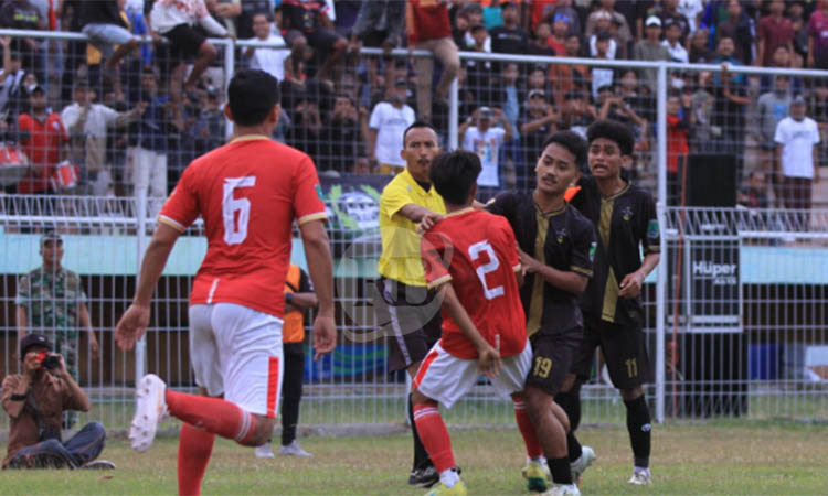 Kedua kubu pemain bersitegang dan sempat terjadi adu jotos dalam insiden ini.