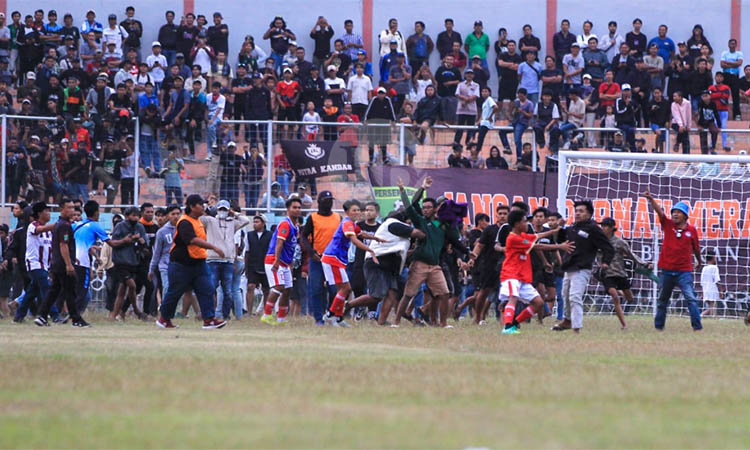 Penonton mencoba masuk ke dalam lapangan sehingga pertandingan sempat terhenti beberapa waktu