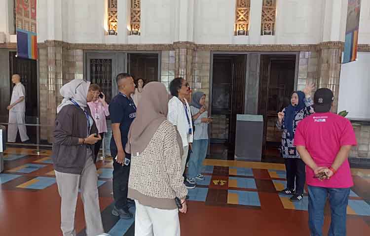 EDUKASI: Sejumlah pengunjung mendengarkan edukasi tentang bangunan dan sejarah De Javasche Bank dari edukator museum.