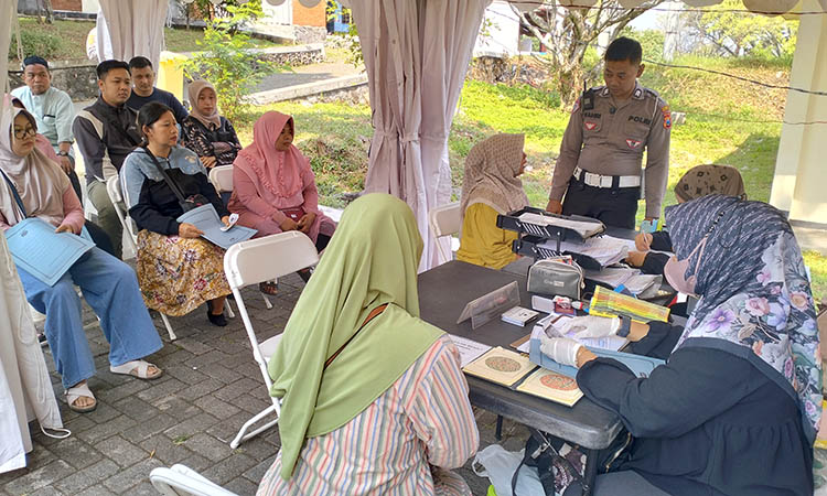 DISERBU: Pengurusan SIM Keliling yang disediakan Satlantas Polres Pasuruan dalam Pekan Raya 2025.
