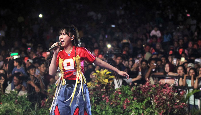 Happy Asmara saat manggung di event Pekan Raya Pasuruan 2025 di TCW Pandaan
