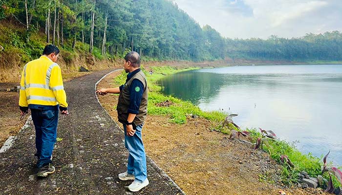INFRASTRUKTUR : Untuk mendukung kesuksesan seven lakes festival, PT Paiton Energy - POMI melakukan pemasangan paving berbahan Faba di pinggir danau yang menjadi lokasi even.