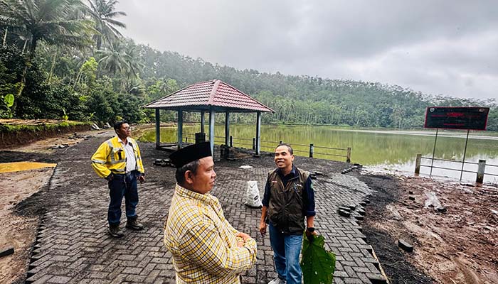 INFRASTRUKTUR : Untuk mendukung kesuksesan seven lakes festival, PT Paiton Energy - POMI melakukan pemasangan paving berbahan Faba di pinggir danau yang menjadi lokasi even