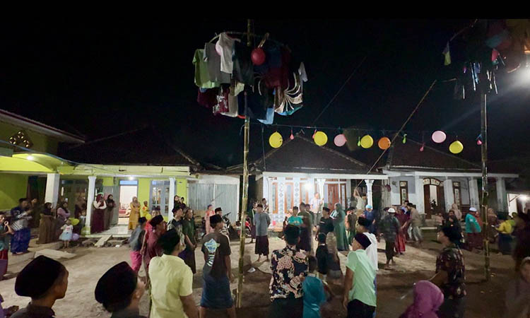 GUYUB: Tak sekadar pesta rakyat biasa, ada nilai luhur yang terkandung dalam tradisi Arebbuan. Yakni mengharapkan keberkahan. Serta bisa kumpul bersama warga lainnya.