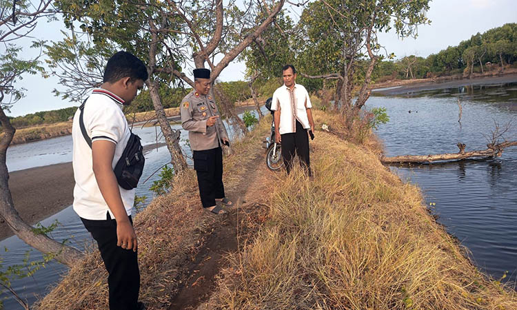 OLAH TKP: Petugas kepolisian saat melakukan olah TKP atas kematian korban yang mengambang di tambak.