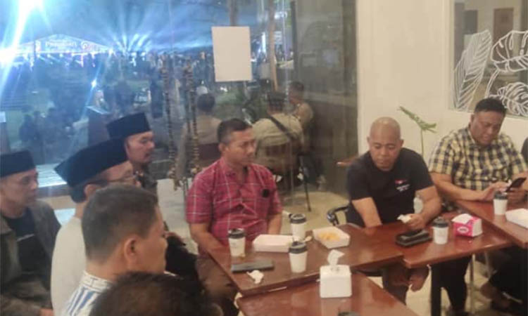 Jajaran manajer dan ofisial Nguling FC dan Lekok United saat bertemu di Taman Candra Wilwatikta, seusai timnya lolos ke final.