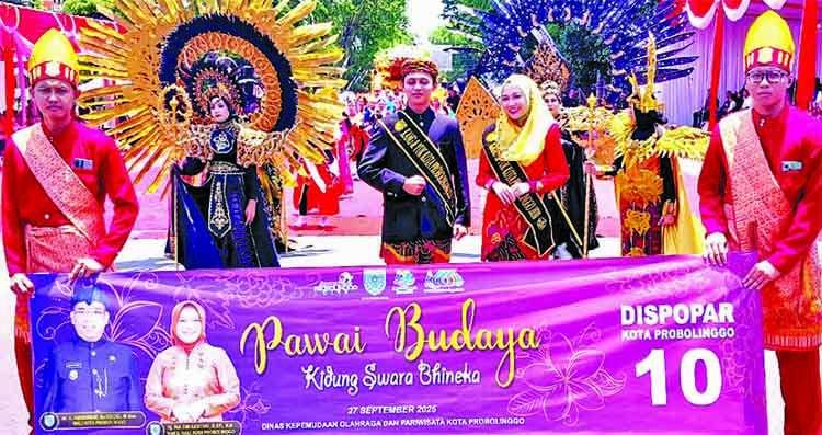 KIDUNG : Inilah penampilan kontingen nomer urut 10, kesenian Dispopar Kota Probolinggo menyajikan Kidung Swara Bhineka