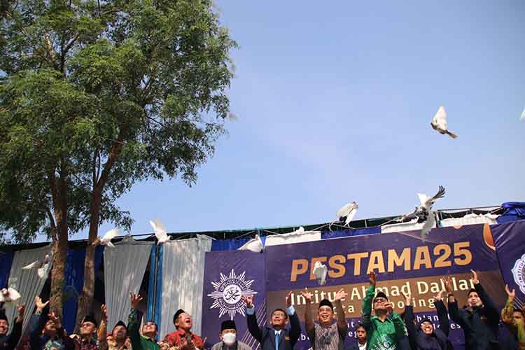 LEPAS MERPATI: Pelepasan burung dara secara serentak bersama 721 mahasiswa baru IAD Probolinggo, menjadi tanda dimulainya PESTAMA Tahun Akademik 2025/2026.