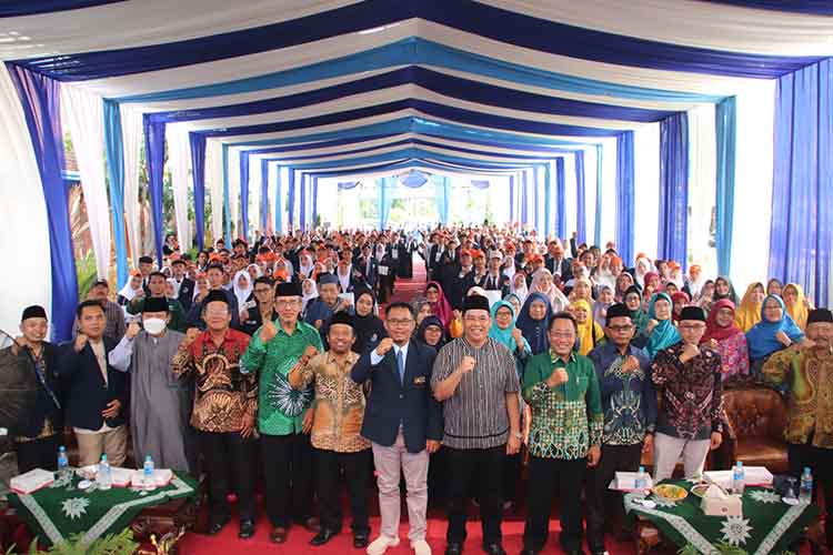 KOMPAK: Wali Kota Probolinggo dr. Aminuddin didampingi Rektor IAD Dr. Benny Prasetiya (tengah) berfoto bersama para undangan dan mahasiswa baru usai Seremonial Pembukaan PESTAMA, Sabtu (27/9).