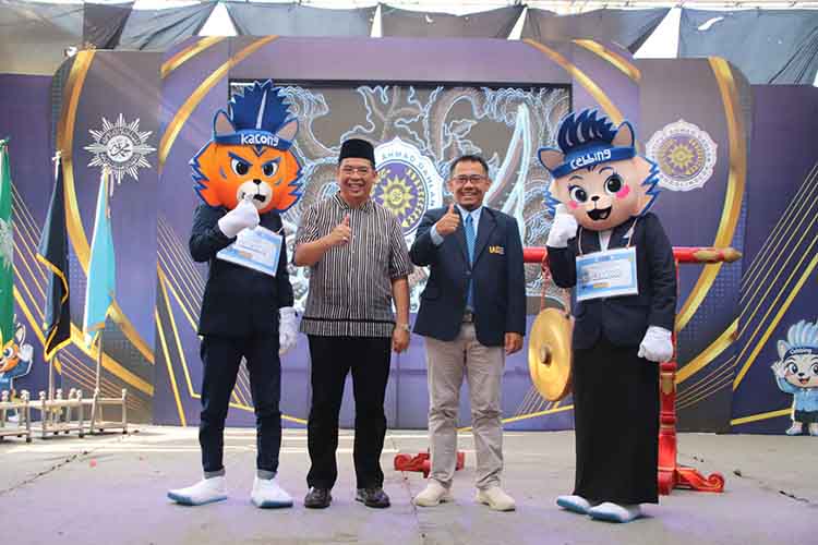 RESMI: Foto bersama usai pengalungan nametag kepada icon mahasiswa baru IAD Probolinggo yakni Kacong dan Jebbing.