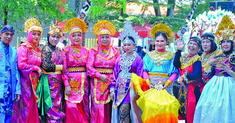 WARNA-WARNI : Sekitar 50 personil dari Dispopar dikerahkan untuk memeriahkan Pawai Budaya Hari Jadi ke-666 Kota Probolinggo.