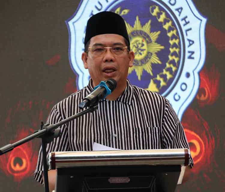 ARAHAN : Wali Kota Probolinggo dr. Aminuddin, Sp.OG.(K)., M.Kes. menyampaikan arahan kepada 721 mahasiswa baru IAD Probolinggo.