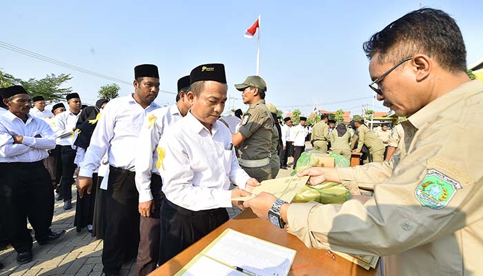 SERAHKAN SK: Ribuan ASN Pemkab Pasuruan menerima SK pengangkatan PPPK, Jumat (26/9) sore di halaman kantor Bupati Pasuruan di Raci, Kecamatan Bangil.