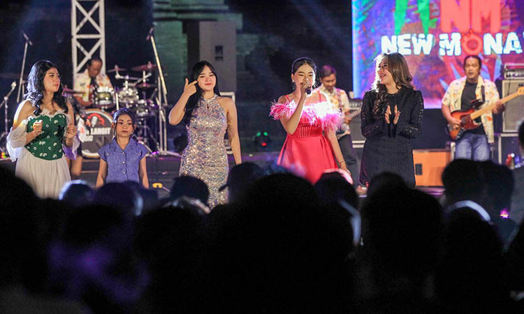 MERIAH: Penampilan New Monata gemparkan panggung Pekan Raya Pasuruan 2025 pada Sabtu (27/9) malam.