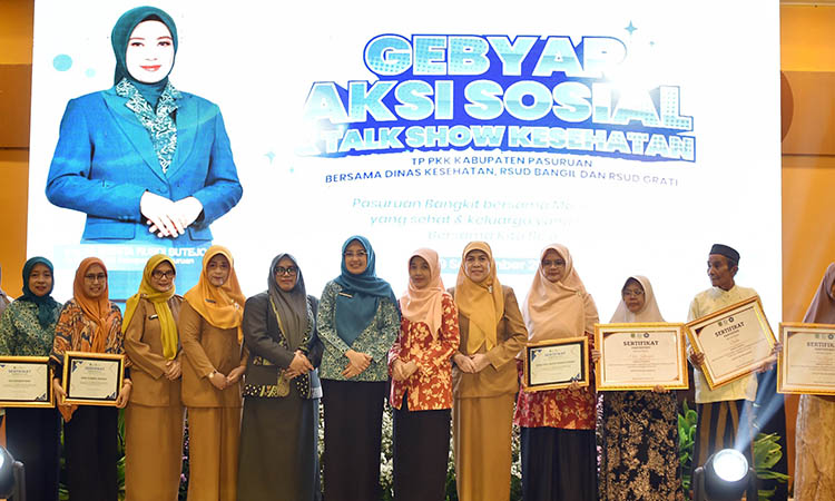 ABADIKAN MOMEN: Ketua TP PKK drg Merita Rusdi Sutejo bersama ketua DWP Persatuan, Kepala Dinkes dan Direktur RSUD Bangil dan RSUD Grati dalam kegiatan Gebyar Bakti Sosial dan Talk Show Kesehatan.