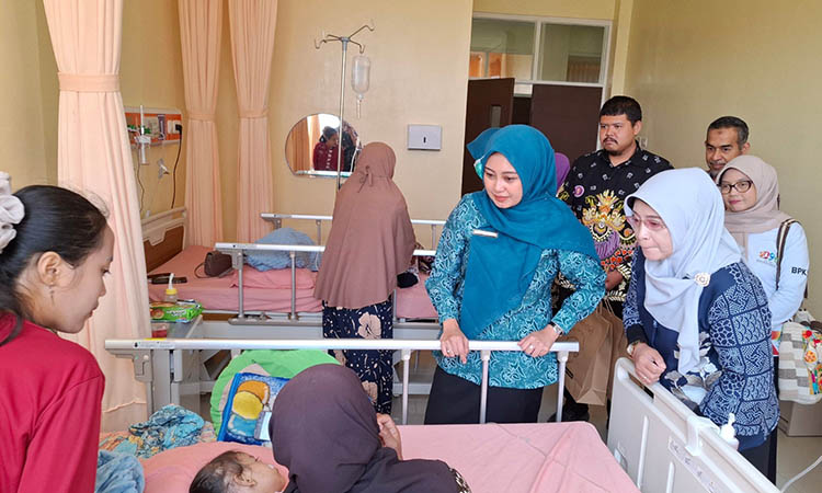 MENJENGUK: Kepala TP PKK Kabupaten Pasuruan saat sedang menjenguk pasien yang sudah menjalani operasi katarak dan bibir sumbing.