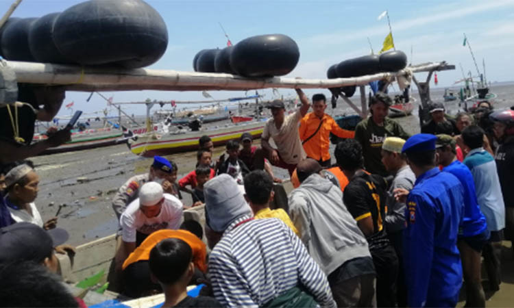 Evakuasi dua korban yang meninggal dunia dari Pelabuhan Pasuruan ke rumah duka di Kelurahan Tapaan, Kota Pasuruan