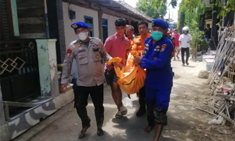 EVAKUASI: Petugas membawa jenazah dua korban meninggal ke kamar  mayat RSUD dr. Soedarsono Kota Pasuruan, Senin (29/9).