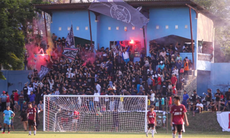TERBAIK PERTAMA: SELALU SETIA: Supporter Pandaan FC memberikan dukungan kepada timnya saat babak penyisihan. Supporter Pandaan FC selalu memberikan atmosfer positif sehingga layak diganjar supporter t