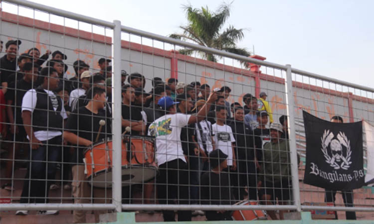 TERBAIK KEDUA: Supporter Bangil FC saat memberikan dukungan terhadap timnya.