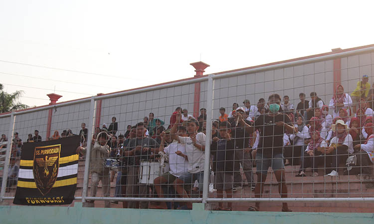 TERBAIK KETIGA: Supporter sepakbola serikat Purwodadi yang rela datang ke Stadion R Soedarsono untuk mendukung timnya.