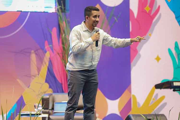 NARASUMBER: Pendakwah dan penulis Husein Bin Ja&rsquo;far Al Hadar, juga berbagi ilmu dengan ribuan peserta.