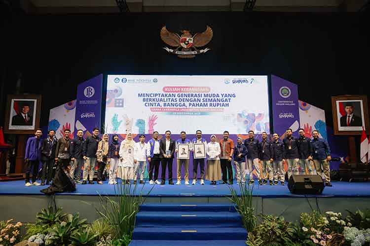 KOMPAK: Panitia dari Perwakilan Bank Indonesia Malang dan Universitas Negeri Malang, berfoto bersama.