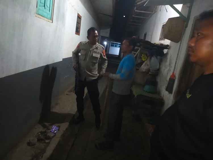 OLAH TKP: Anggota Polsek Wonoasih melakukan olah TKP di rumah Abdul Mujib, warga Kelurahan Kedungasem, Kota Probolinggo, Minggu (28/9).