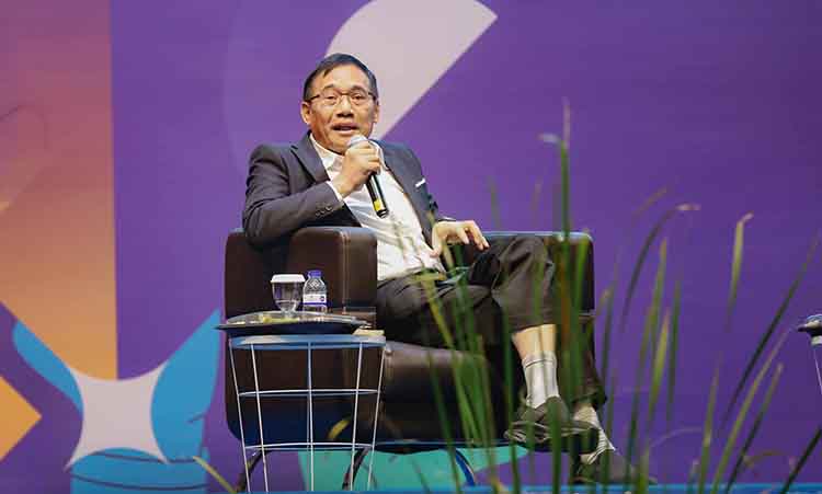 NARASUMBER: Rektor Universitas Negeri Malang Prof. Dr. Hariyono, M.Pd. meyampaikan materinya kepada ribuan peserta.