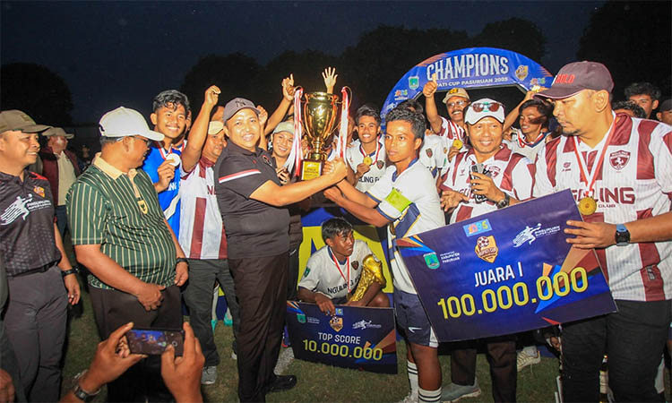 JUARA: Bupati Pasuruan Rusdi Sutejo menyerahkan piala bergilir dan trofi kepada Nguling FC setelah memenangi laga final atas Lekok United 3-1, Senin (29/9) sore.