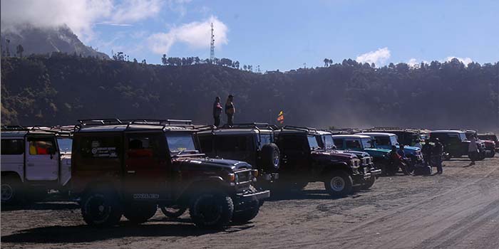 Sejumlah jip Bromo di kawasan Kaldera Bromo. Selama 2 hari ini bakal dilakukan rem check pada sejumlah jip Bromo.