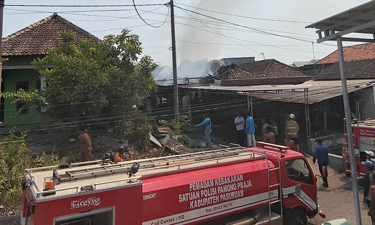 PADAMKAN: Mobil Damkar Kabupaten Pasuruan saat mendatangi lokasi kebakaran untuk menjinakkan api.