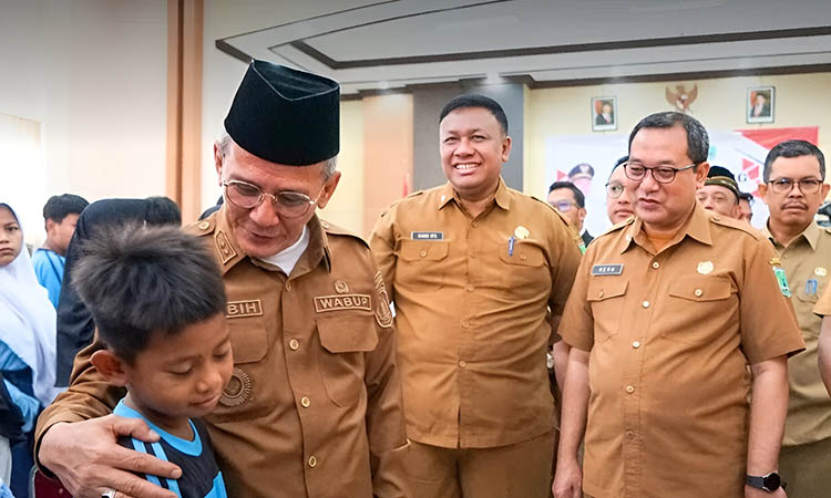 RANGKUL: Wakil Bupati Pasuruan, Shobih Asrori saat merangkul salah satu pelajar SR Terintegrasi 48 Kabupaten Pasuruan. Ada 75 siswa yang tertampung di sekolah setempat.