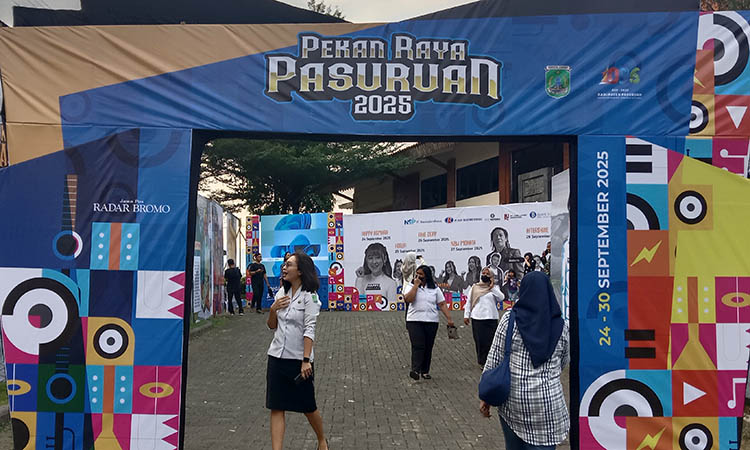 RAMAI: Pengunjung saat memasuki gate Pekan Raya Pasuruan 2025.